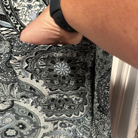 NWT-Joan Rivers, Classics Collection, Print Textured Blouse, Long Sleeves - Picture 6 of 11